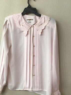 Vintage Jordan pastel pink button up blouse. Size 9/10. Excellent shape.